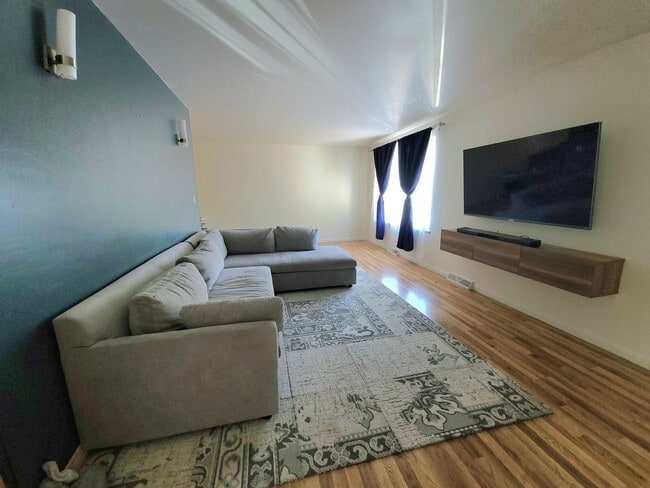 Building Photo - West 20th Apartment in Great Location