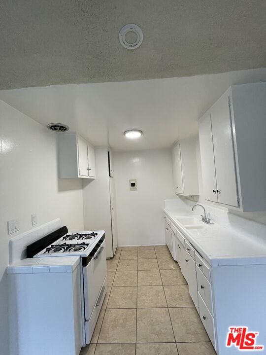 Building Photo - 2630 S La Salle Ave