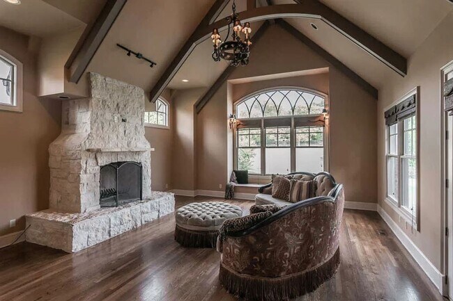 Foto del edificio - Spacious Custom Home Conveniently Located