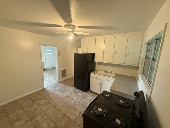 Building Photo - 903 Collinwood Ave