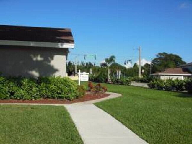 Building Photo - 2 br, 1 bath House - 906 E TIFFANY DR #3