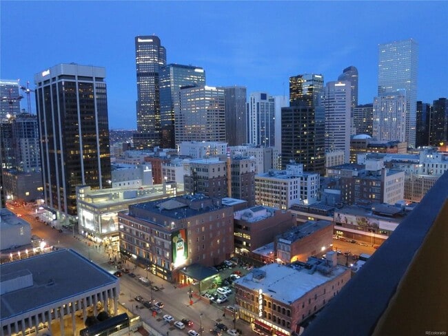 Vista de la ciudad desde su propio balcón - 1020 15th St