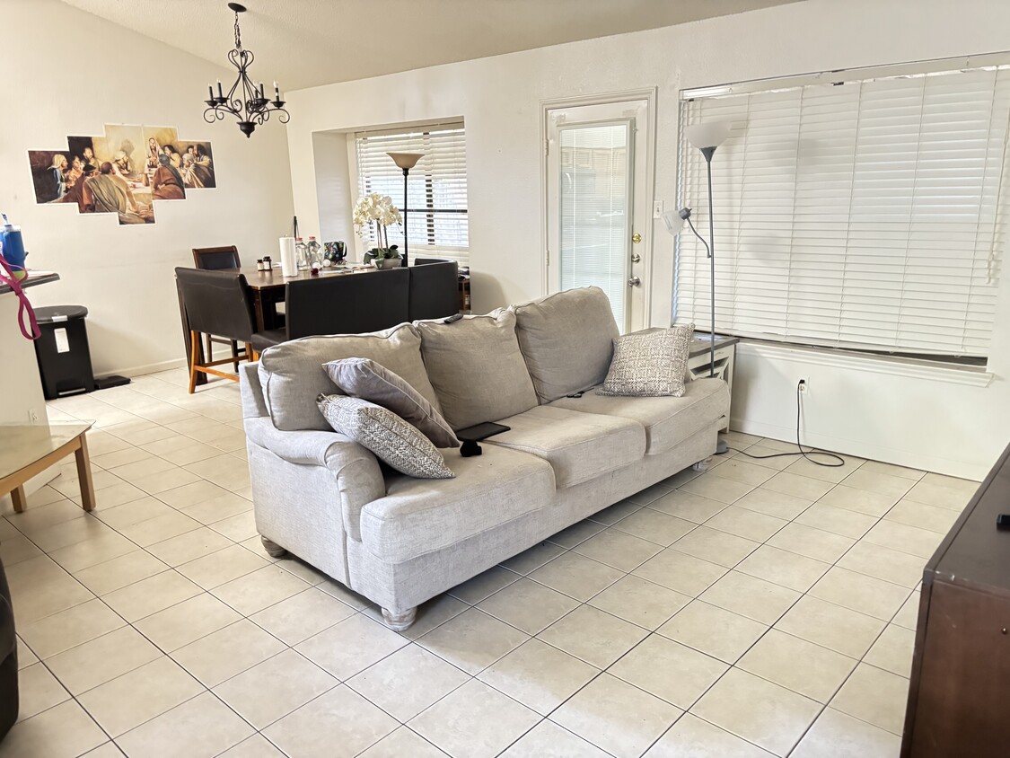 Sala de estar y comedor tipo bolígrafo. - 1605 Texas Oak Way