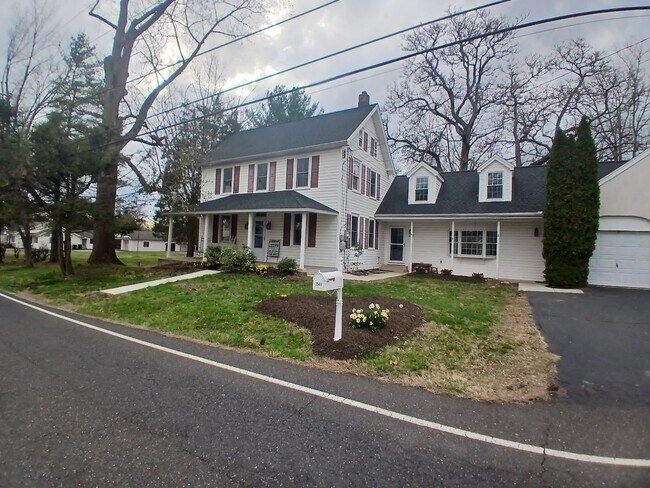 Foto del edificio - SPACIOUS RENOVATED FARMHOUSE AVAIL. FOR RENT!
