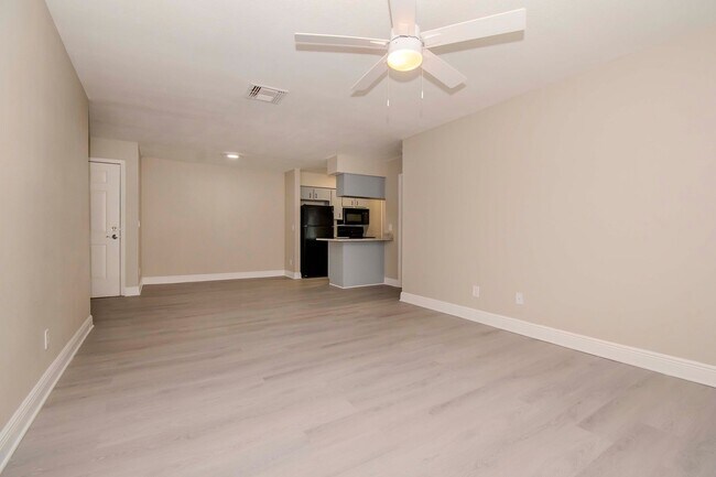 Building Photo - 2/2 Condo in Heart of Brandon @ The Hampto...