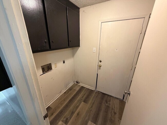 Foto del edificio - 3402B Gene Dr