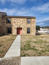 Building Photo - 410 Yorktown Ln