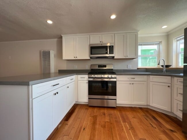 Building Photo - East Eureka! Top to bottom remodel, 2/1 house w/ garage