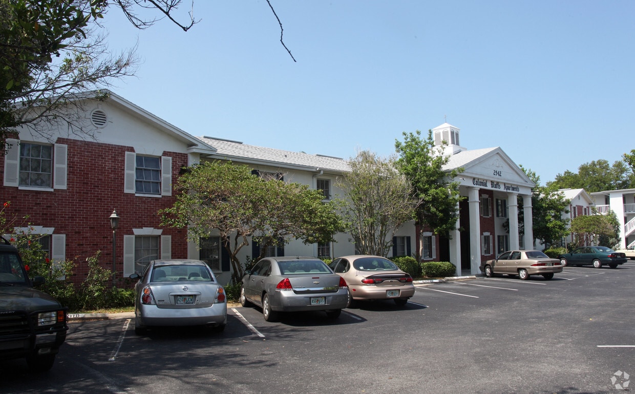 Colonial Bluffs Apartments in Largo, FL