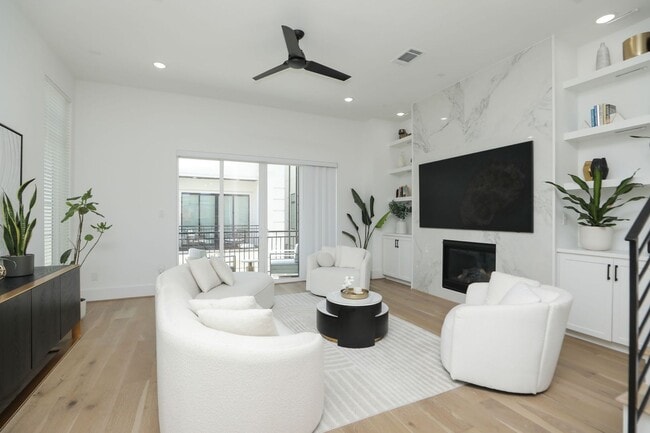 Building Photo - For Lease | 3 Bed, 3.5 Bath | 2,610 Sq Ft | Westheimer Estates |