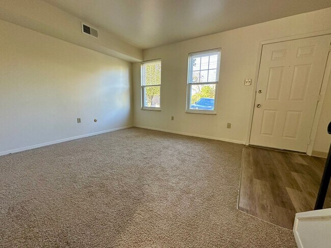 Building Photo - North Hills 3 Bedroom Townhome! In-Unit Wa...