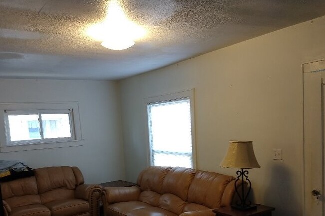 Building Photo - 2210 Bird Dr