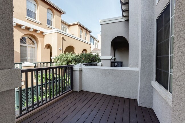 Foto del edificio - 3 Bed / 2.5 bath, three-level townhome with a bonus home office/den + EV charger in garage. YouTu...