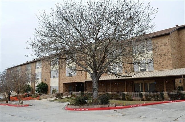 Building Photo - 300 Cross Creek