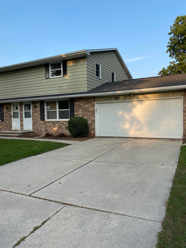 1613 Edgehill Dr, Green Bay, WI 54304 House for Rent in Green Bay, WI