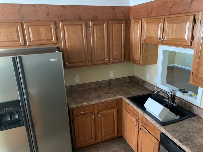 Building Photo - 3 Bedroom 2 Bathroom House