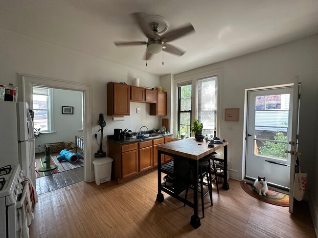 Building Photo - 1049 N Marshfield Ave