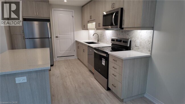 Building Photo - 525 Erinbrook Dr