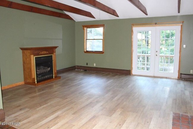 Foto del edificio - 563 Huckleberry Rd