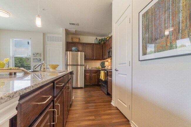 Cocina con electrodomésticos de acero inoxidable - Auberge of Tyler