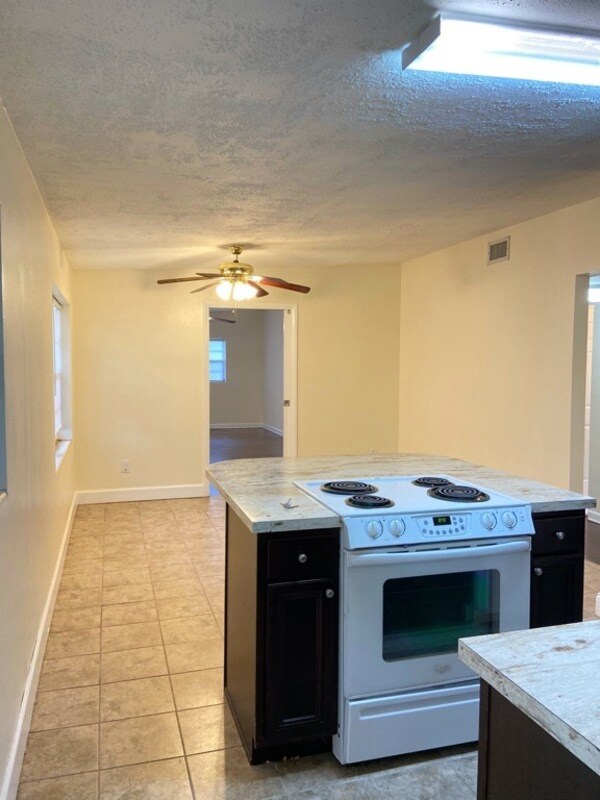 Building Photo - 3412 Oranole Rd