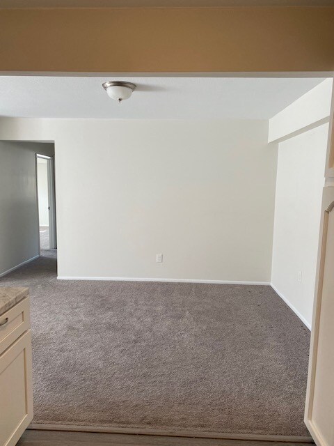 Building Photo - Spacious and bright 2 bedroom 2 bath in Vi...
