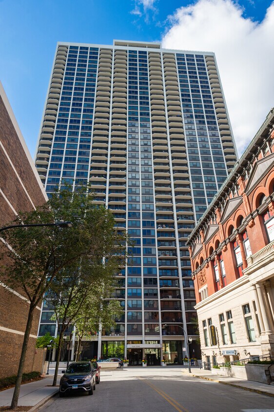 Foto principal - 1560 N Sandburg Terrace