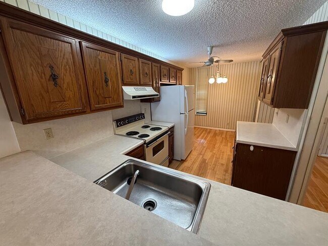 Foto del edificio - 6215 Coral Lake Dr