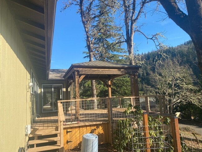 Building Photo - Beautiful 2 Bedroom House!
