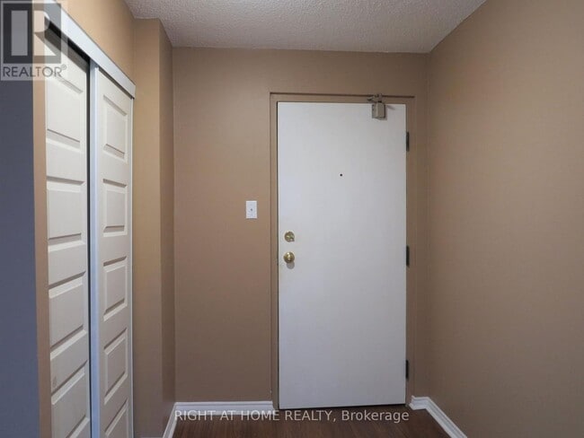 Building Photo - 570 Proudfoot Ln
