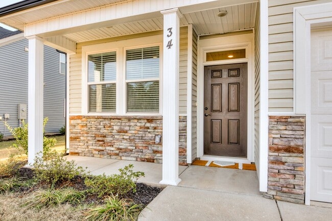 Building Photo - 3 Bedroom 2 Bathroom Ranch