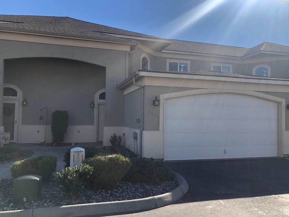 Primary Photo - Fantastic N. Richland Condo!