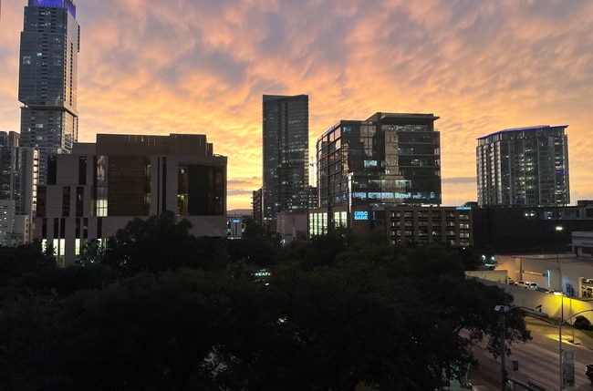 Foto del edificio - 311 W 5th St