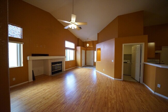 Foto del edificio - SHOWINGS AVAILABLE NOW