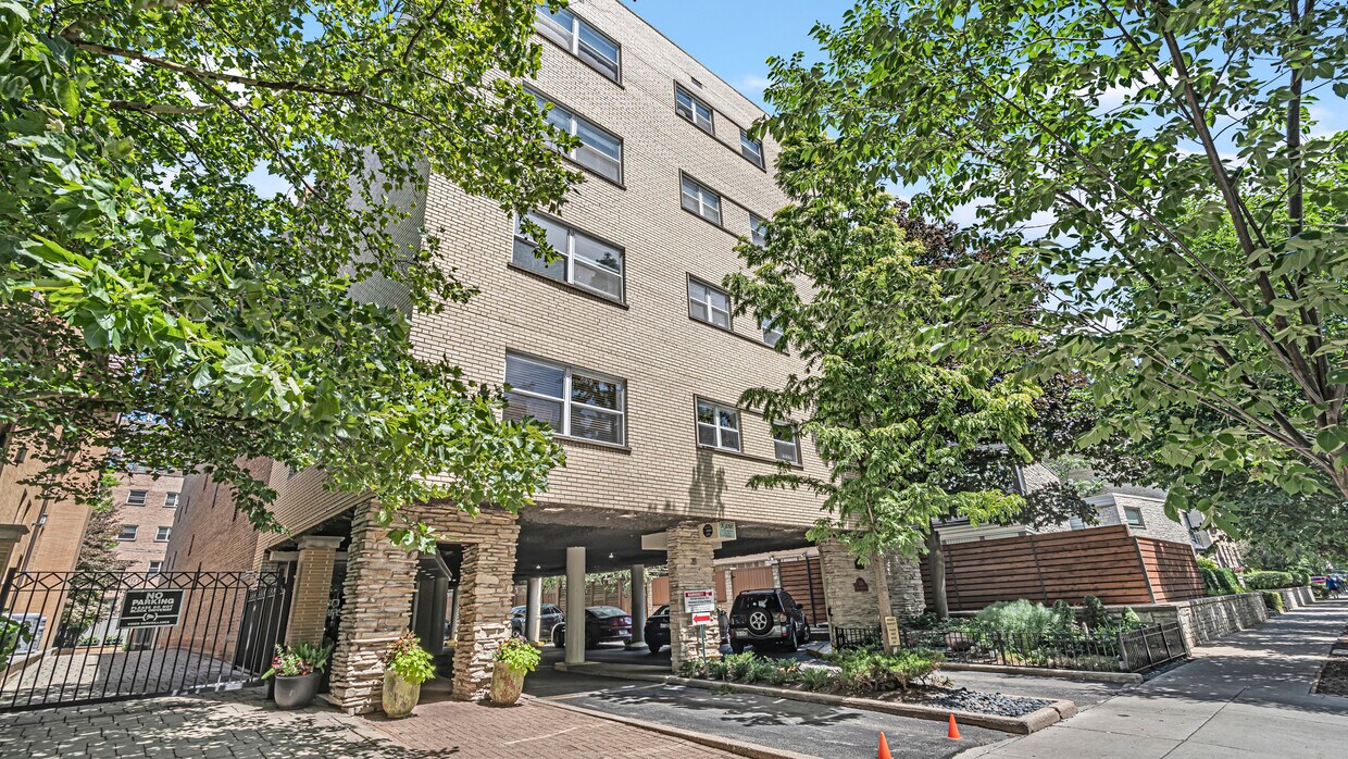 Primary Photo - 530 W Barry Ave