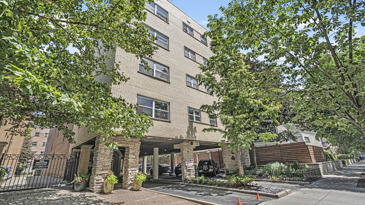 Primary Photo - 530 W Barry Ave