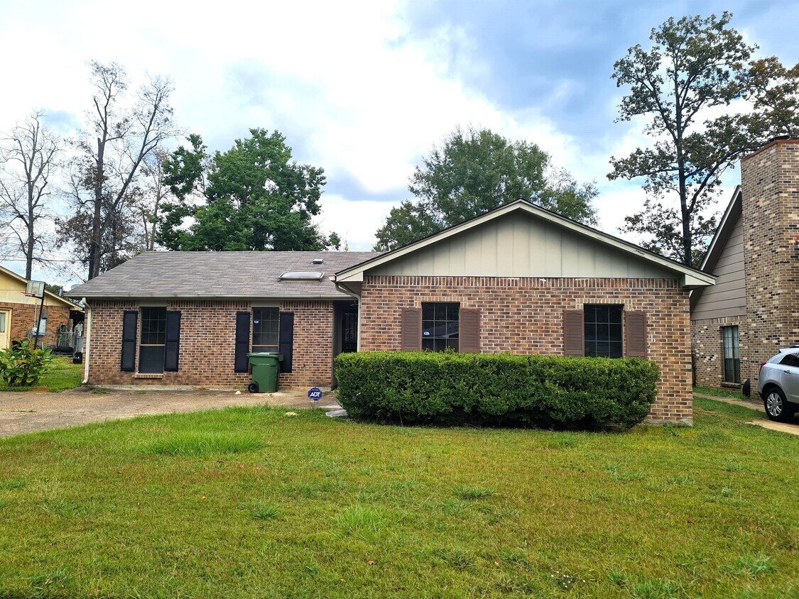 Foto principal - 3044 Cross Creek Dr