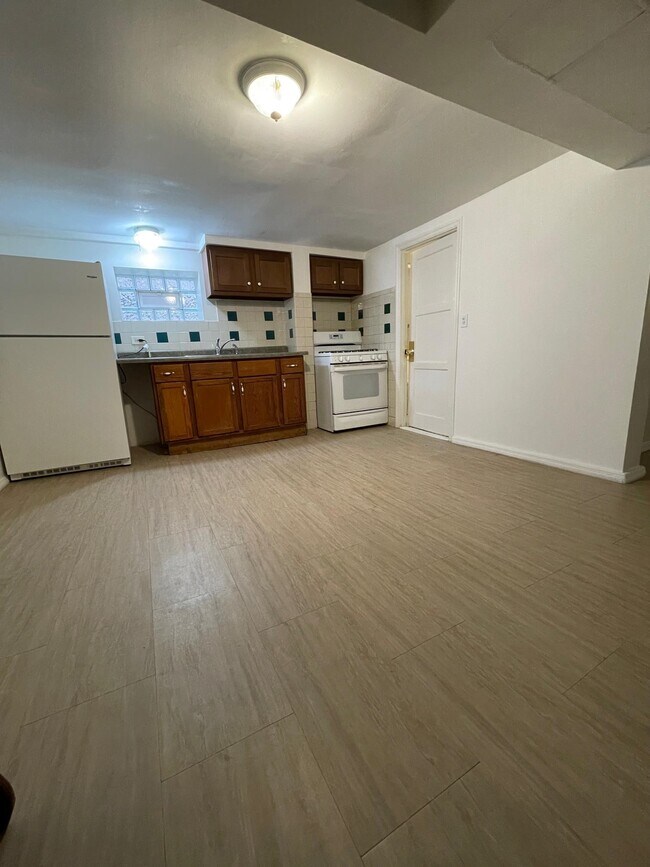 Building Photo - 5054 W Newport Ave
