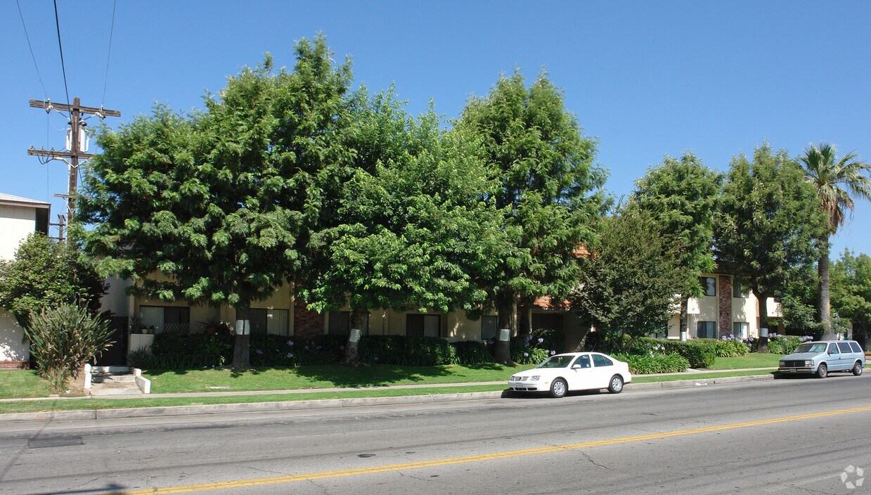 Foto del edificio - 7061 Whitsett Ave
