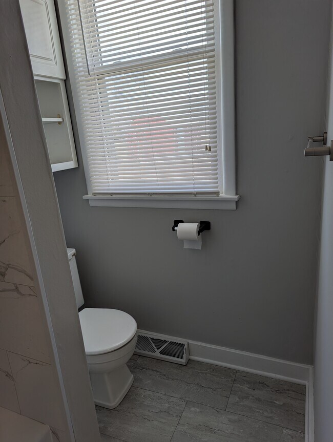 Baño - 1506 E 10th St