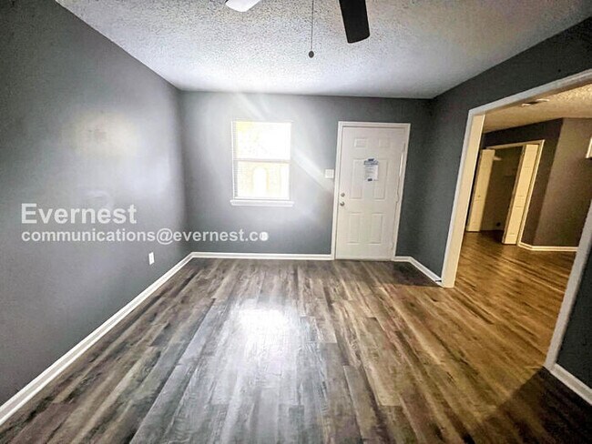 Foto del edificio - 2 Bed/1 Bath Townhome with Off-Street Park...