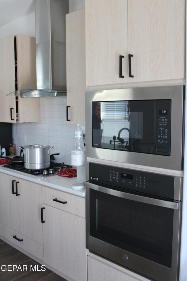 Foto del edificio - 15220 Ambition Ave