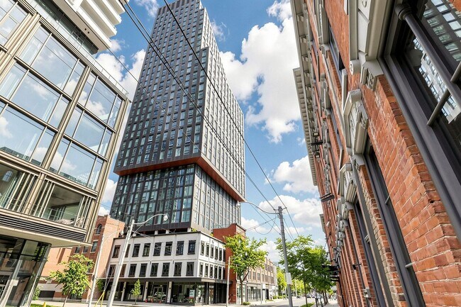 Photo du bâtiment - 100 Queen St E