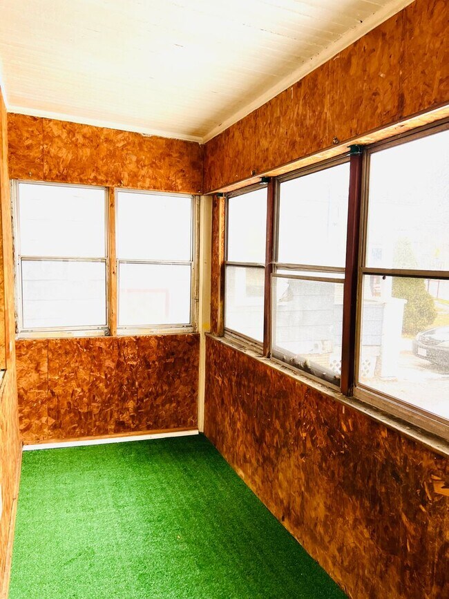 Foto del edificio - HUGE HOME 4 BEDROOMS WITH 1.5 BATH !!! WIL...