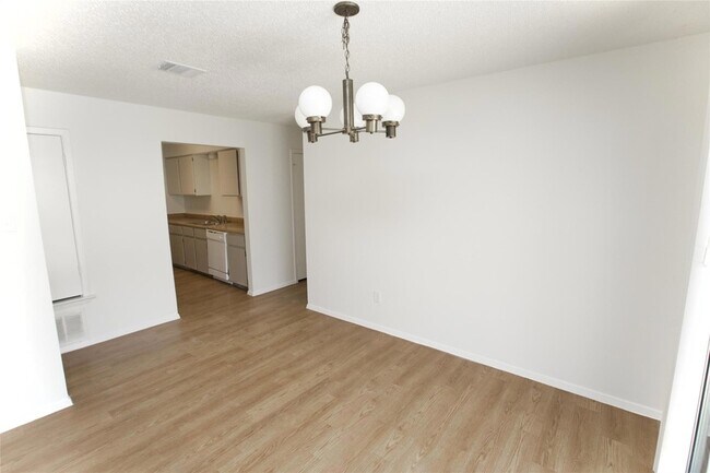 Foto del edificio - 2206 Spring Breeze Dr