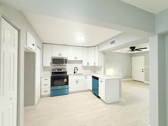 Building Photo - 14000 Miramar Ave