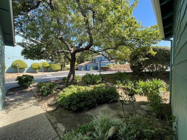 Foto del edificio - Ready Now! Charming 1-Bedroom Townhouse in...