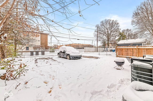 Foto del edificio - 2345 N Kenwood Ave