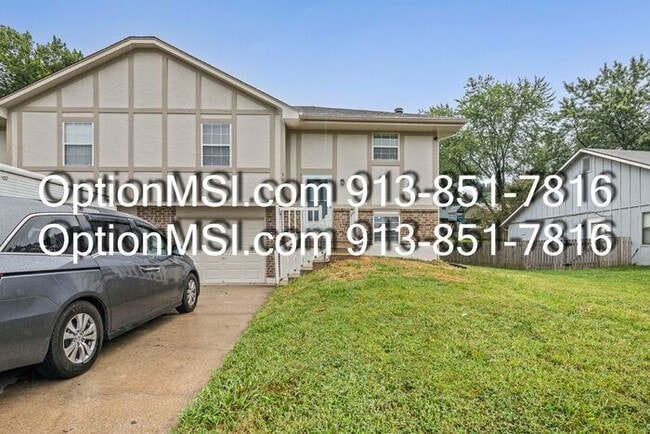 Building Photo - Spacious townhouse