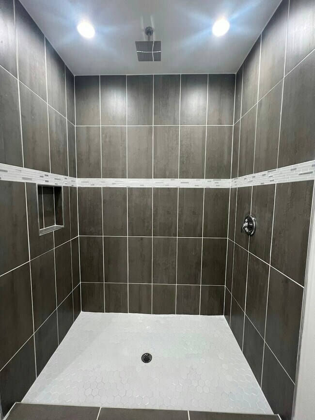 Building Photo - 8020 Royal Circle